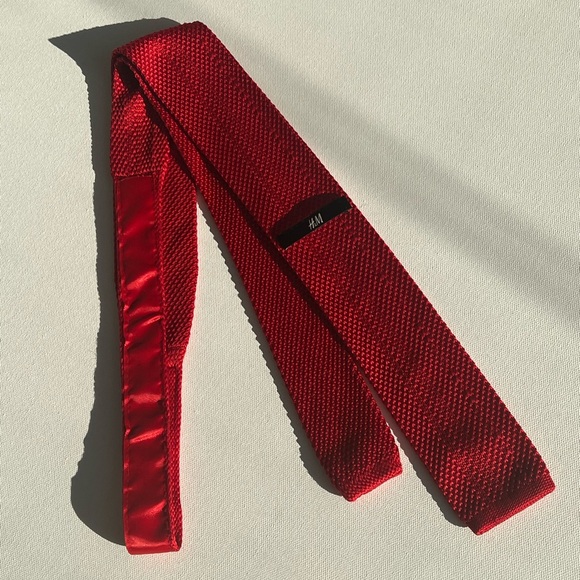 H&M red knitted tie - Picture 5 of 5